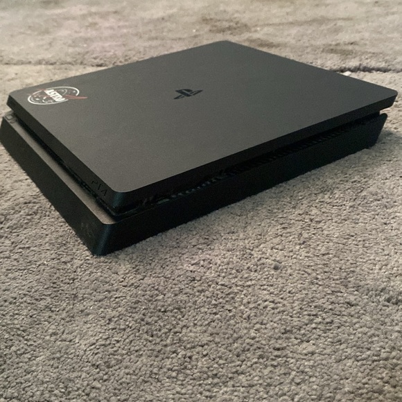 Used PS4 console, only one owner for 3 years and not used a lot. !New Fan!